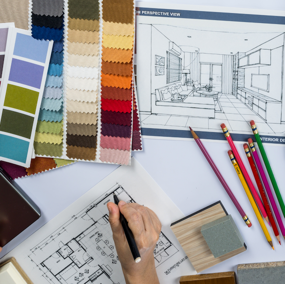 Espacio de trabajo de un diseñador con muestras, bocetos y planos.