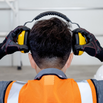 ¿Cómo ayudan los tapones y cubre tornillos a reducir el ruido de las máquinas?