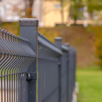 Prepare su valla para el invierno con tapones para postes de polietileno