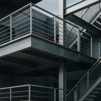 La versatilidad de las construcciones metálicas: desde estructuras sólidas hasta detalles refinados